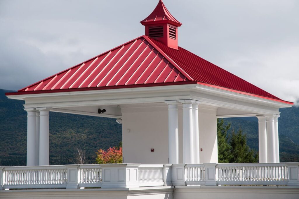 Guests of the Mount Washington Hotel frequently report lights flickering throughout the hotel, with no apparent explanation.