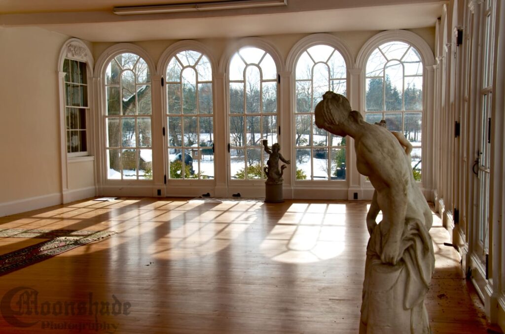 Sightings of Robert Erskine's ghost at Ringwood Manor typically occur in the evening, with many describing him as a shadowy figure while others report a glowing skeleton.